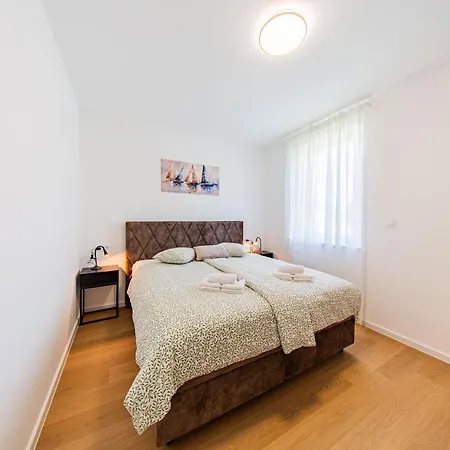 Zagreb 245 - 246 - 247 - 248 - 249 - 5 Units - Three Bedroom - New - Balcony - Parking - Flexible Keybox Entry - Modern Apartamento *