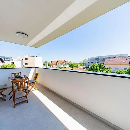 Zagreb 245 - 246 - 247 - 248 - 249 - 5 Units - Three Bedroom - New - Balcony - Parking - Flexible Keybox Entry - Modern Apartamento *