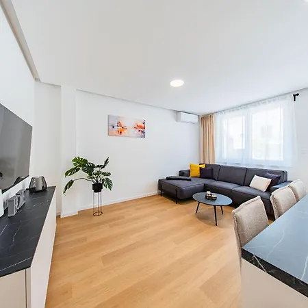 Zagreb 245 - 246 - 247 - 248 - 249 - 5 Units - Three Bedroom - New - Balcony - Parking - Flexible Keybox Entry - Modern Apartamento *