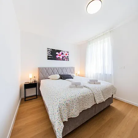 Zagreb 245 - 246 - 247 - 248 - 249 - 5 Units - Three Bedroom - New - Balcony - Parking - Flexible Keybox Entry - Modern Apartamento