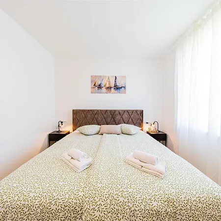 Zagreb 245 - 246 - 247 - 248 - 249 - 5 Units - Three Bedroom - New - Balcony - Parking - Flexible Keybox Entry - Modern Kovacic