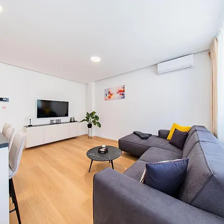 Zagreb 245 - 246 - 247 - 248 - 249 - 5 Units - Three Bedroom - New - Balcony - Parking - Flexible Keybox Entry - Modern Apartamento