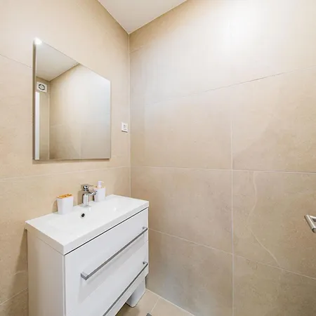 Zagreb 245 - 246 - 247 - 248 - 249 - 5 Units - Three Bedroom - New - Balcony - Parking - Flexible Keybox Entry - Modern *