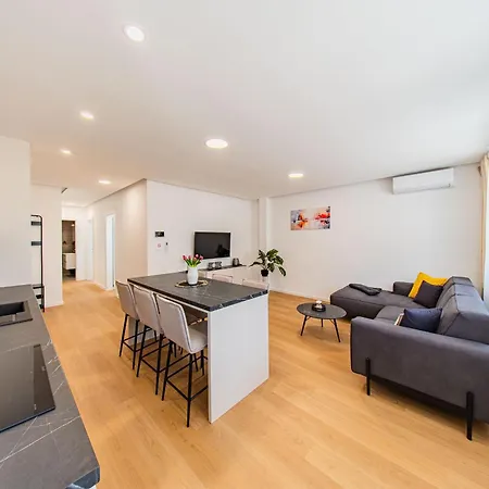 Zagreb 245 - 246 - 247 - 248 - 249 - 5 Units - Three Bedroom - New - Balcony - Parking - Flexible Keybox Entry - Modern Apartamento *