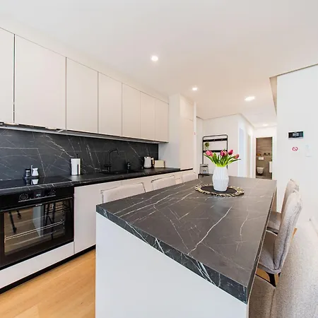 Zagreb 245 - 246 - 247 - 248 - 249 - 5 Units - Three Bedroom - New - Balcony - Parking - Flexible Keybox Entry - Modern Apartamento *
