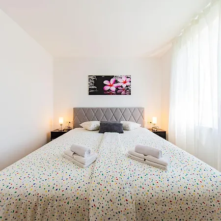Zagreb 245 - 246 - 247 - 248 - 249 - 5 Units - Three Bedroom - New - Balcony - Parking - Flexible Keybox Entry - Modern Apartamento