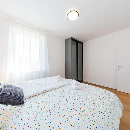 Zagreb 245 - 246 - 247 - 248 - 249 - 5 Units - Three Bedroom - New - Balcony - Parking - Flexible Keybox Entry - Modern Apartamento